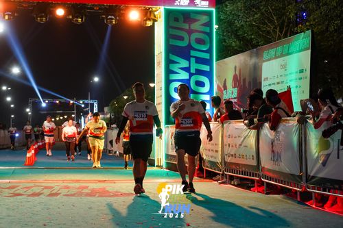 Race photo from PIK NITE RUN 2025