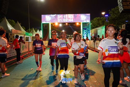Race photo from PIK NITE RUN 2025