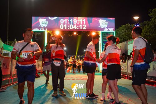 Race photo from PIK NITE RUN 2025