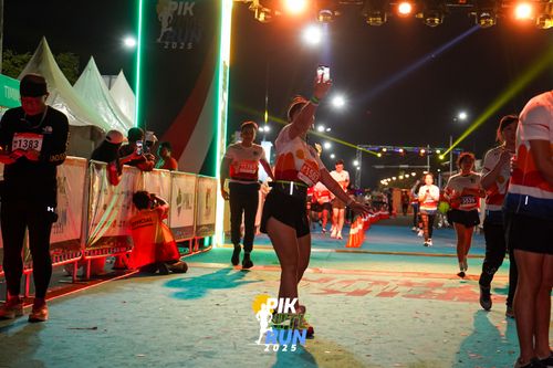 Race photo from PIK NITE RUN 2025