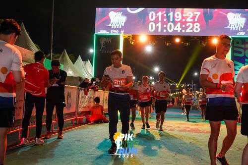 Race photo from PIK NITE RUN 2025