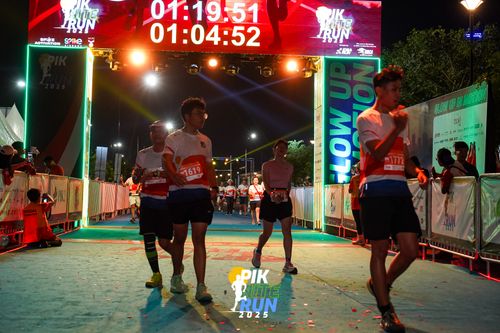 Race photo from PIK NITE RUN 2025