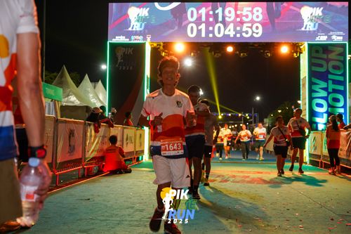 Race photo from PIK NITE RUN 2025