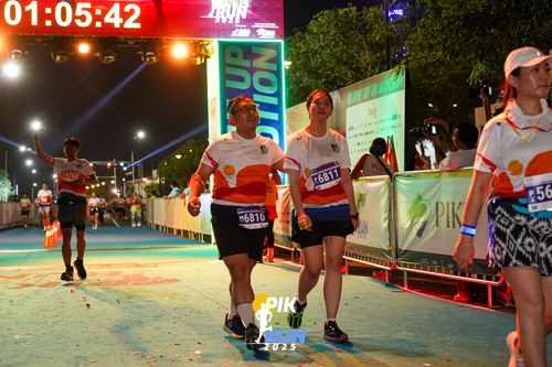 Race photo from PIK NITE RUN 2025