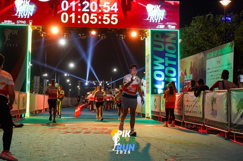 Race photo from PIK NITE RUN 2025