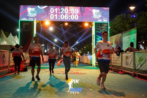 Race photo from PIK NITE RUN 2025