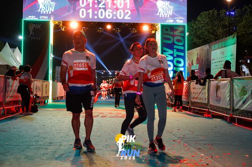 Race photo from PIK NITE RUN 2025