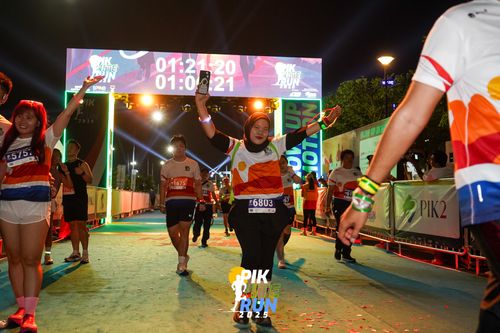 Race photo from PIK NITE RUN 2025