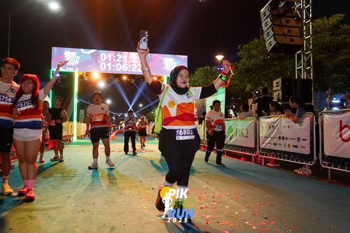 Race photo from PIK NITE RUN 2025