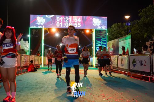 Race photo from PIK NITE RUN 2025