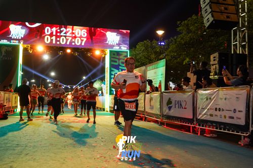 Race photo from PIK NITE RUN 2025