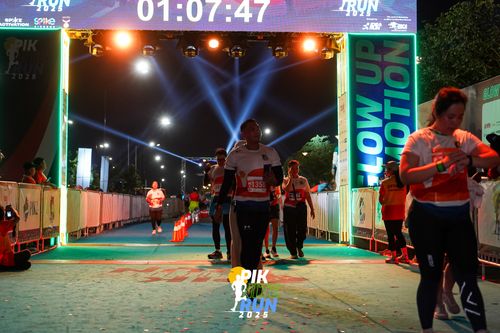 Race photo from PIK NITE RUN 2025