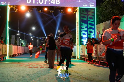 Race photo from PIK NITE RUN 2025