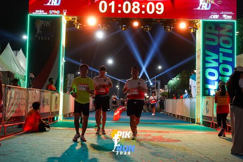 Race photo from PIK NITE RUN 2025