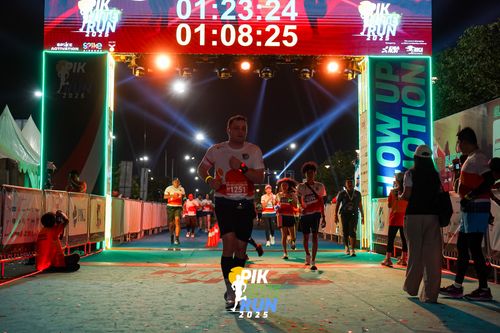 Race photo from PIK NITE RUN 2025