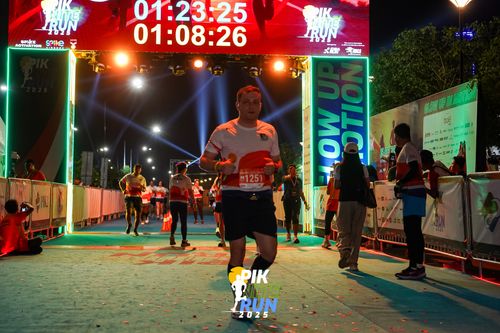 Race photo from PIK NITE RUN 2025