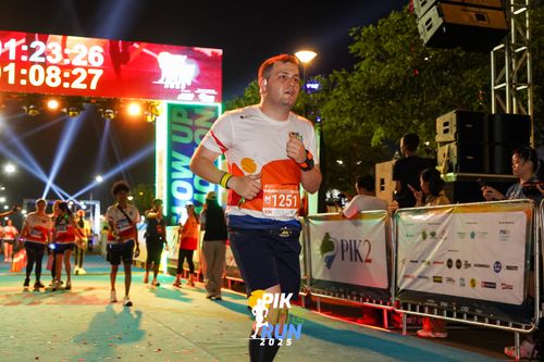 Race photo from PIK NITE RUN 2025