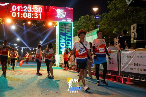 Race photo from PIK NITE RUN 2025