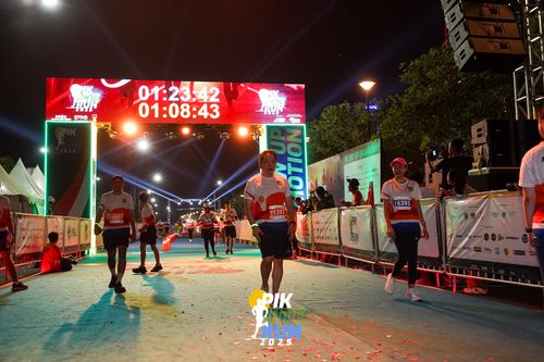 Race photo from PIK NITE RUN 2025