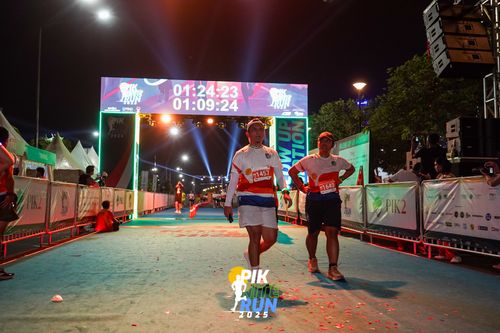 Race photo from PIK NITE RUN 2025
