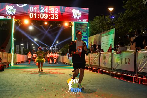Race photo from PIK NITE RUN 2025