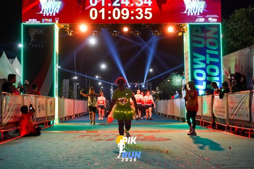 Race photo from PIK NITE RUN 2025