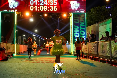 Race photo from PIK NITE RUN 2025