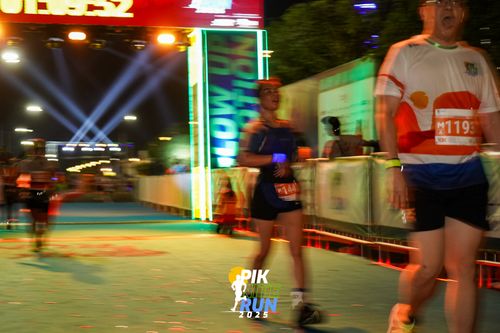 Race photo from PIK NITE RUN 2025