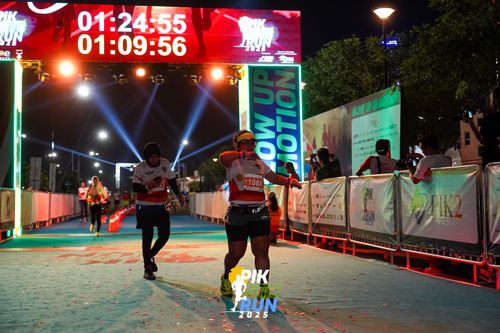 Race photo from PIK NITE RUN 2025