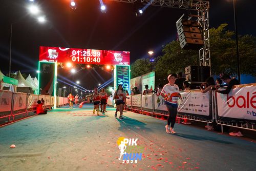 Race photo from PIK NITE RUN 2025