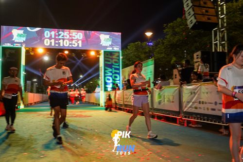 Race photo from PIK NITE RUN 2025