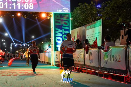 Race photo from PIK NITE RUN 2025