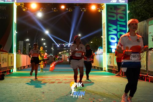 Race photo from PIK NITE RUN 2025