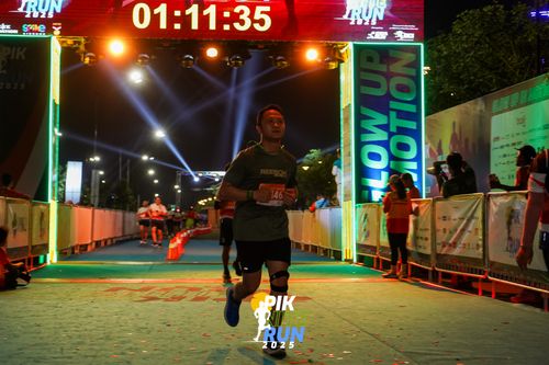 Race photo from PIK NITE RUN 2025