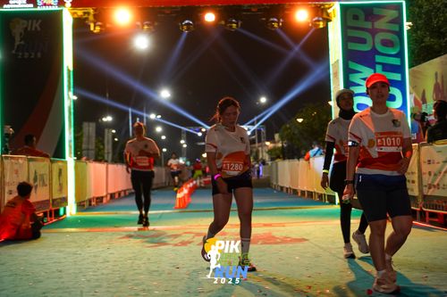 Race photo from PIK NITE RUN 2025