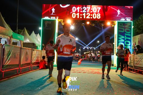 Race photo from PIK NITE RUN 2025