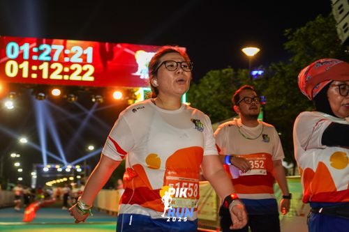 Race photo from PIK NITE RUN 2025