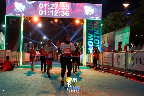Race photo from PIK NITE RUN 2025