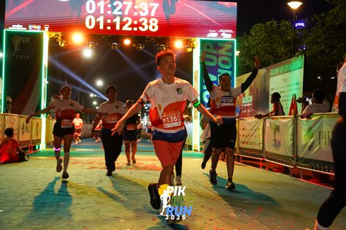 Race photo from PIK NITE RUN 2025