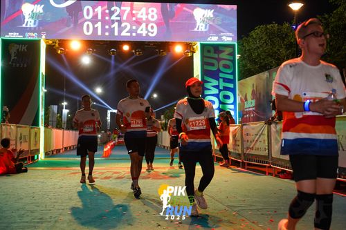 Race photo from PIK NITE RUN 2025