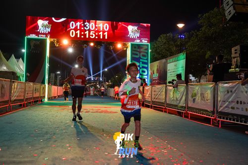 Race photo from PIK NITE RUN 2025