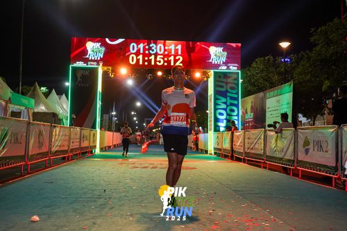 Race photo from PIK NITE RUN 2025