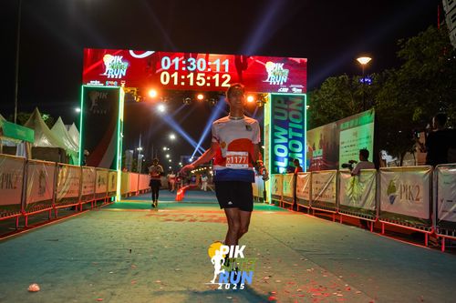 Race photo from PIK NITE RUN 2025