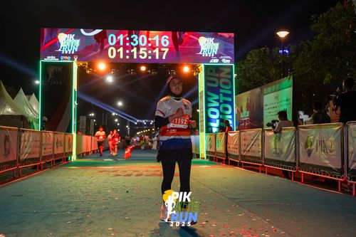 Race photo from PIK NITE RUN 2025