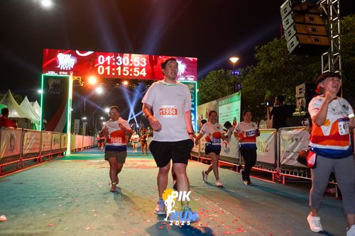 Race photo from PIK NITE RUN 2025
