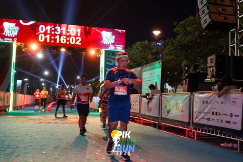Race photo from PIK NITE RUN 2025