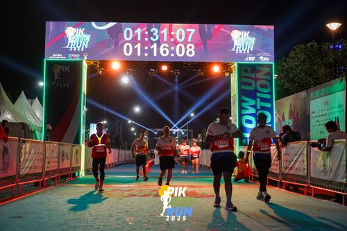 Race photo from PIK NITE RUN 2025
