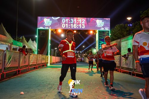 Race photo from PIK NITE RUN 2025