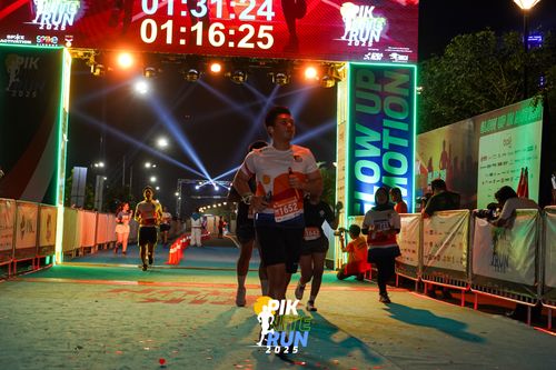 Race photo from PIK NITE RUN 2025