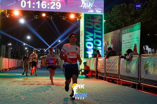 Race photo from PIK NITE RUN 2025